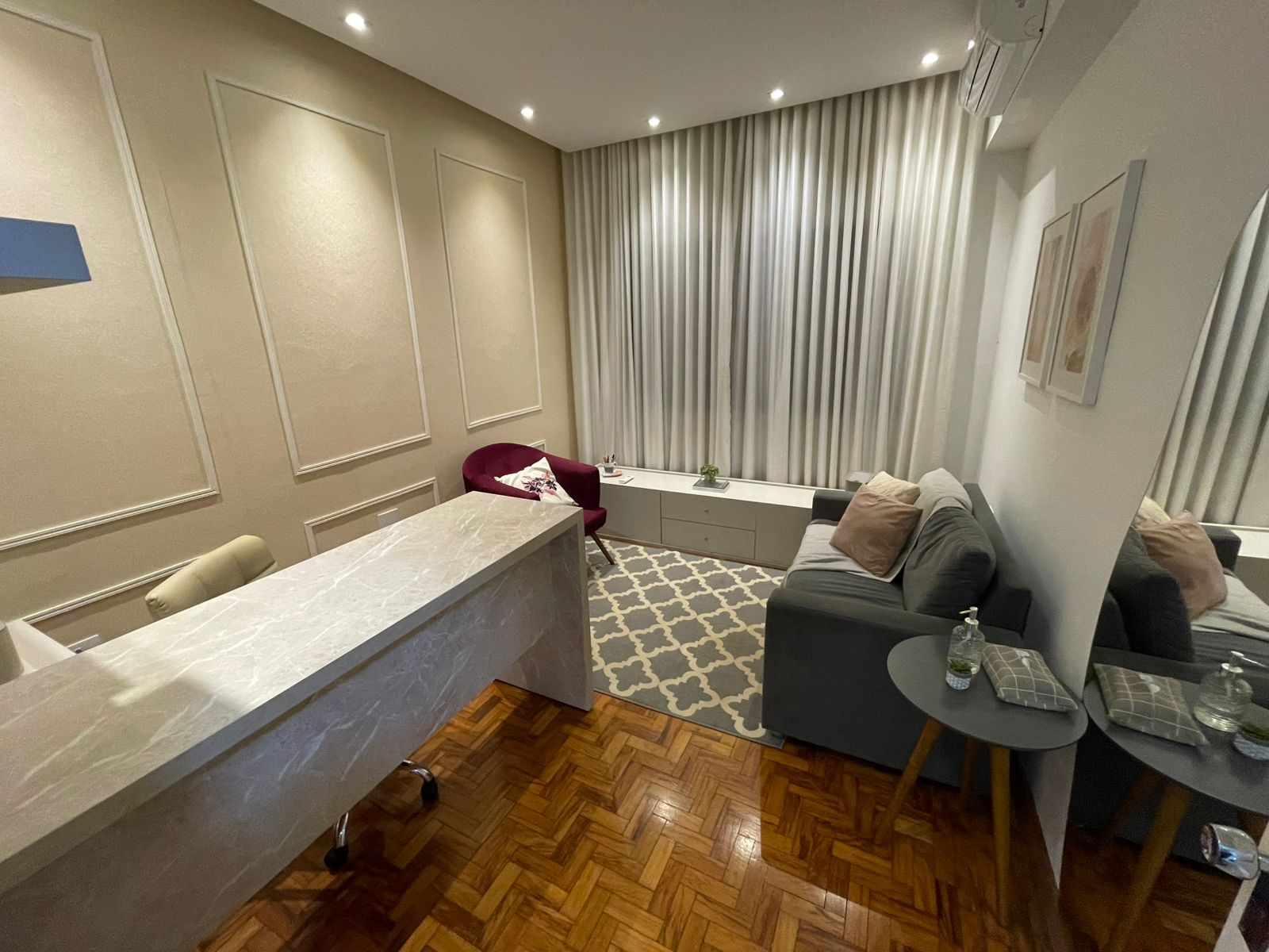 Sala de atendimento confortável com sofá e poltrona