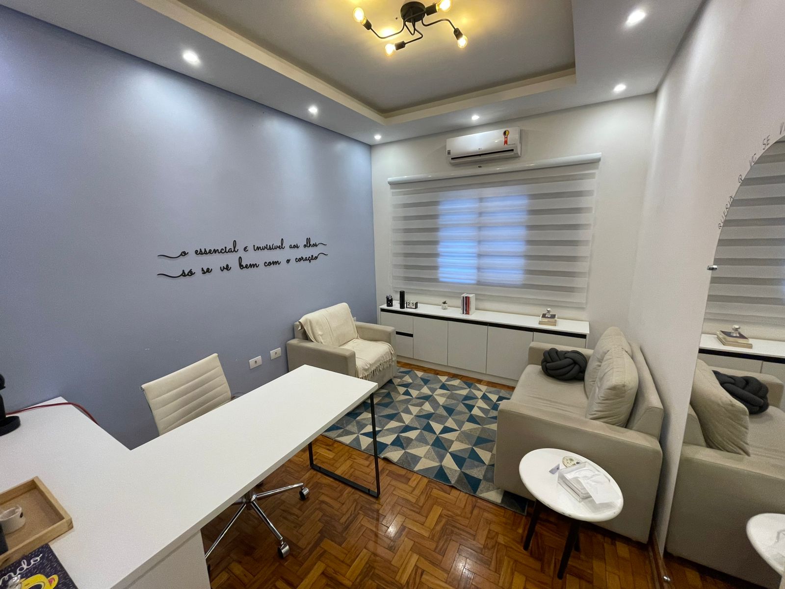 Sala de atendimento azul com sofá confortável