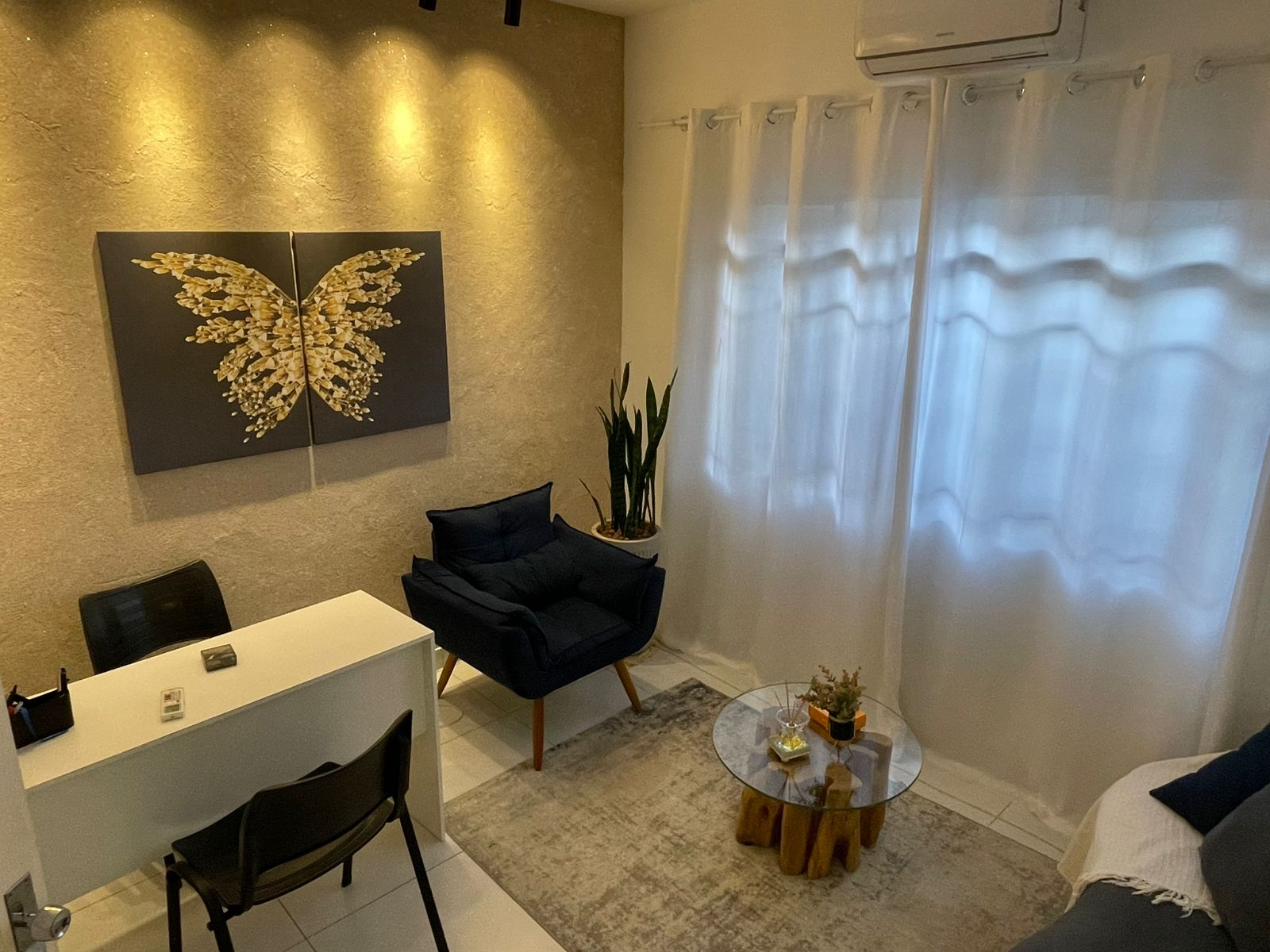 Sala de atendimento intimista com arte na parede